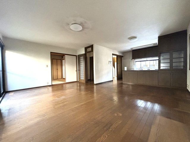 津島市鹿伏兎町上春日台戸建の居間・リビング