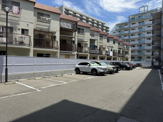 舞子五色塚ハイツの駐車場