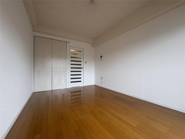 コート新屋敷の洋室