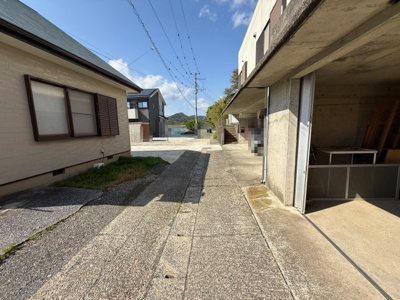 【前面道路含む現地写真】 | 鴨川市和泉　車庫付き　5DK