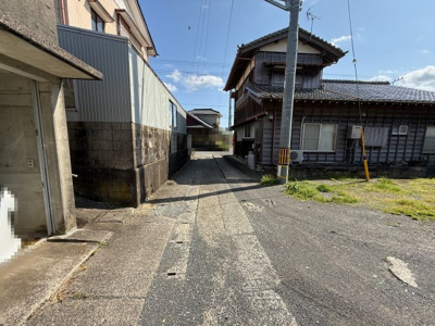 【前面道路含む現地写真】 | 鴨川市和泉　車庫付き　5DK