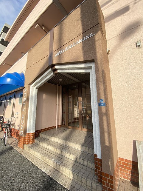 アビーロード名神町のエントランス