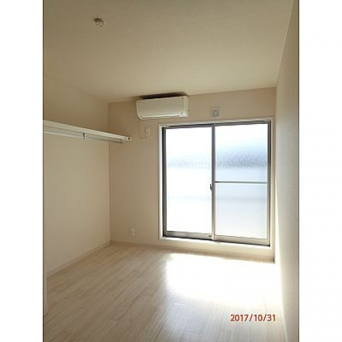 広島市南区丹那町のアパートの居間・リビング|こちらのリビングで趣味の時間をお楽しみください