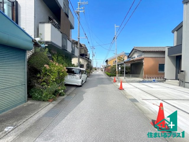 ★3(土)4(日)現地見学可能！★長浜市三ツ矢元町　第3期　新築一戸建ての前面道路含む現地写真|周辺は閑静な住宅街！前面道路広々で車の出し入れも便利です。駐車が苦手な方でも安心して車庫入れできます！