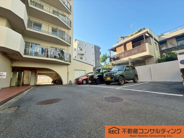 コスモハイツ六甲道の駐車場
