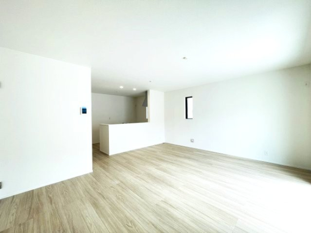 『八王子市新築戸建て』八王子市弐分方町724-5【仲介手数料無料】　１０期の居間・リビング|～仲介手数料無料☆八王子ひなた不動産～八王子市弐分方町　新築戸建て