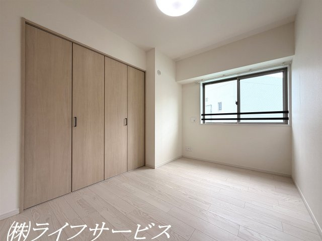 【洋室】 | グローバル御幣島駅前 | 洋室5.1帖／東南向きにつき陽当り良好！クローゼット有！