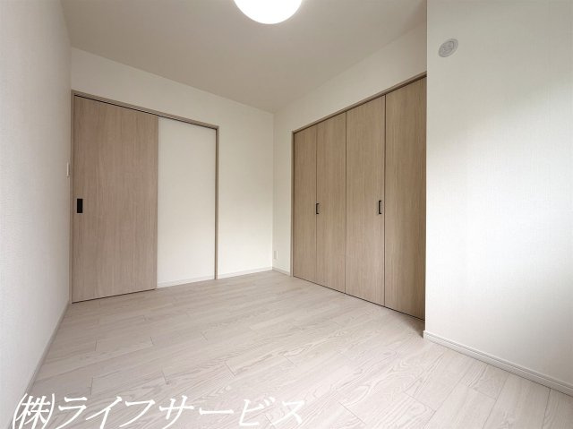 【洋室】 | グローバル御幣島駅前 | 洋室5.1帖／東南向きにつき陽当り良好！クローゼット有！