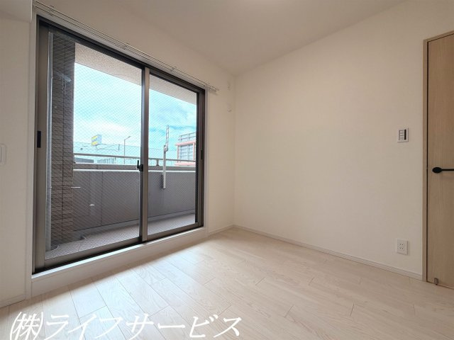 【洋室】 | グローバル御幣島駅前 | 洋室4.4帖／南西向きのバルコニーに面した陽当り良好のお部屋です！クローゼットあり！