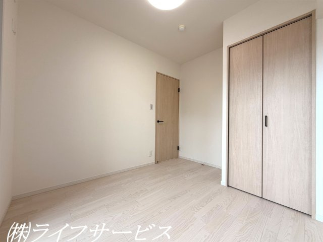 【洋室】 | グローバル御幣島駅前 | 洋室4.4帖／南西向きのバルコニーに面した陽当り良好のお部屋です！クローゼットあり！