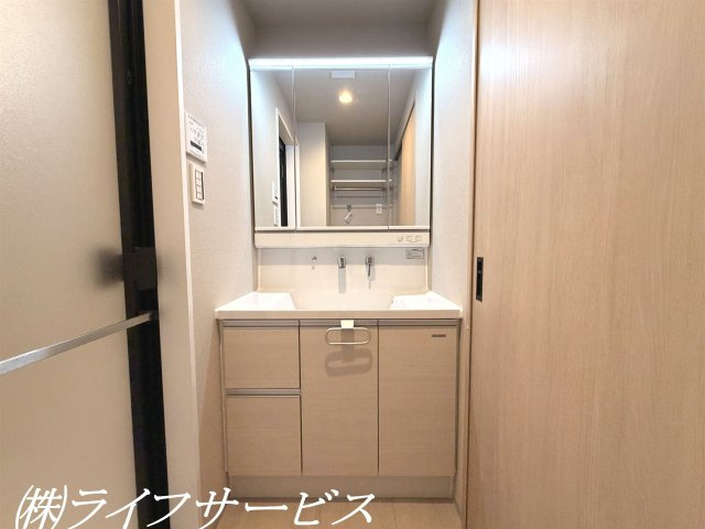 【洗面所】 | グローバル御幣島駅前 | 三面鏡タイプのシャワー付洗面化粧台／収納豊富です！