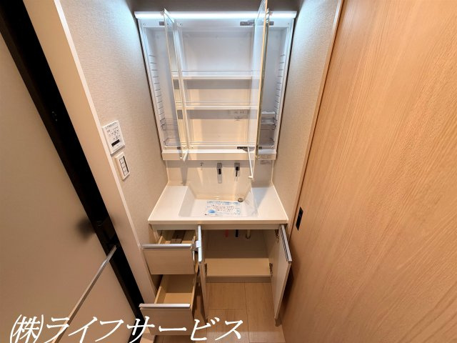 【洗面所】 | グローバル御幣島駅前 | 三面鏡タイプのシャワー付洗面化粧台／収納豊富です！