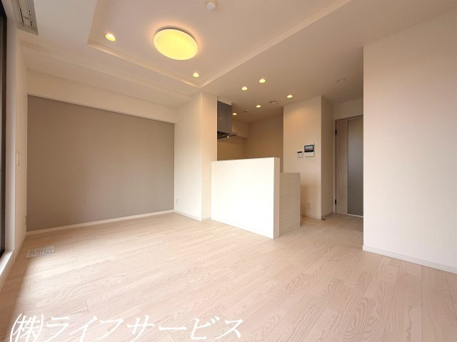 【居間・リビング】 | グローバル御幣島駅前 | リビングルーム11.4帖／南西向きにつき陽当り良好！全面リフォーム済につき即入居可！