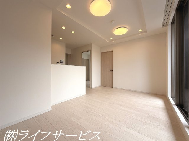 【居間・リビング】 | グローバル御幣島駅前 | リビングルーム11.4帖／南西向きにつき陽当り良好！全面リフォーム済につき即入居可！