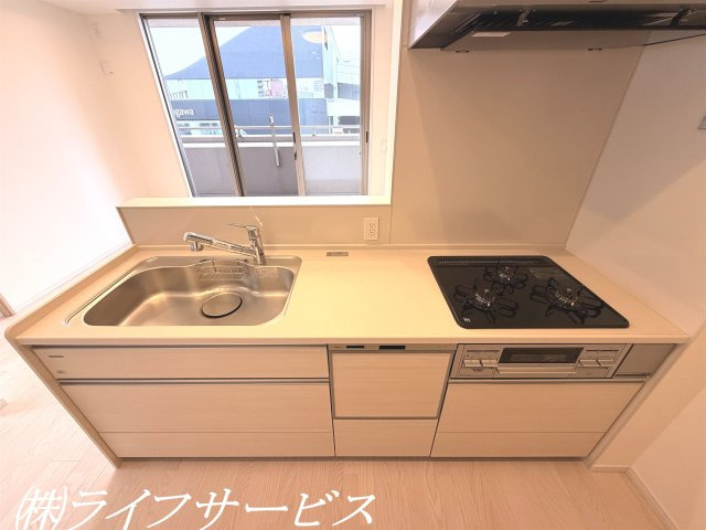 【キッチン】 | グローバル御幣島駅前 | システムキッチン／ビルトイン食洗機、浄水器付水栓搭載、３口ガスコンロのオープンキッチンです！