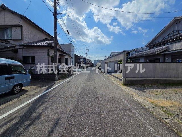 豊田市美里3丁目　売地の前面道路含む現地写真