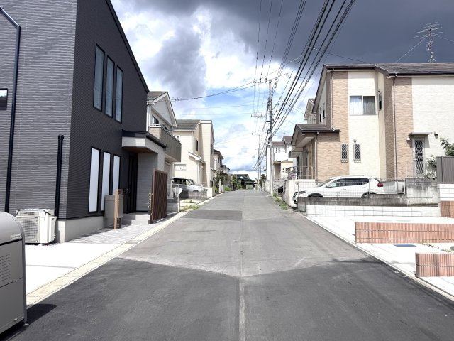 松戸市高塚新田新築戸建（高塚新田第３）の前面道路含む現地写真|西側前面道路・幅員約6ｍ