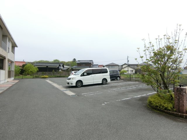 ノイエラントの駐車場