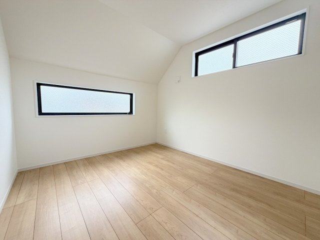 三郷市新和2丁目　新築戸建　全1棟の洋室|2面採光の洋室6.3帖・子供部屋としていかがでしょう