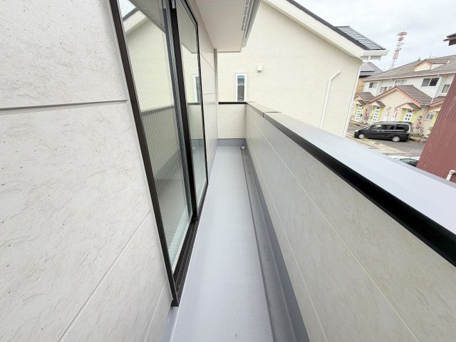 三郷市新和2丁目　新築戸建　全1棟のバルコニー|南向きバルコニーにて陽当り良好