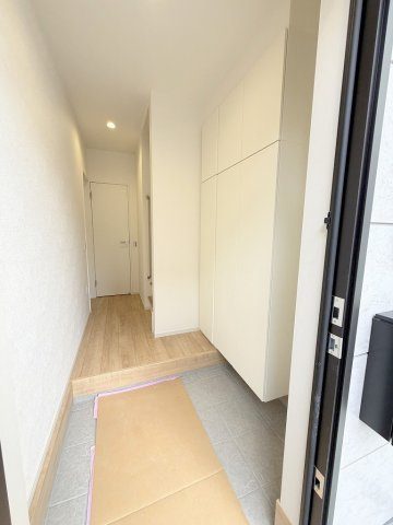 三郷市新和2丁目　新築戸建　全1棟の玄関|玄関から見た室内写真です