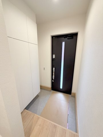三郷市新和2丁目　新築戸建　全1棟の玄関|トールタイプのシューズボックスでたっぷり収納出来ます