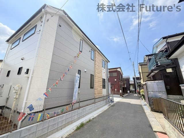 三郷市新和2丁目　新築戸建　全1棟の前面道路含む現地写真|クローゼット付きの洋室5.2帖