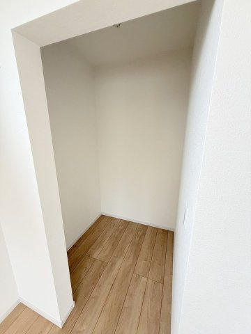 三郷市新和2丁目　新築戸建　全1棟の収納|衣装ケースなどもおける自由度の高いウォークインクローゼットです
