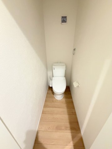 三郷市新和2丁目　新築戸建　全1棟のトイレ|2階のトイレです