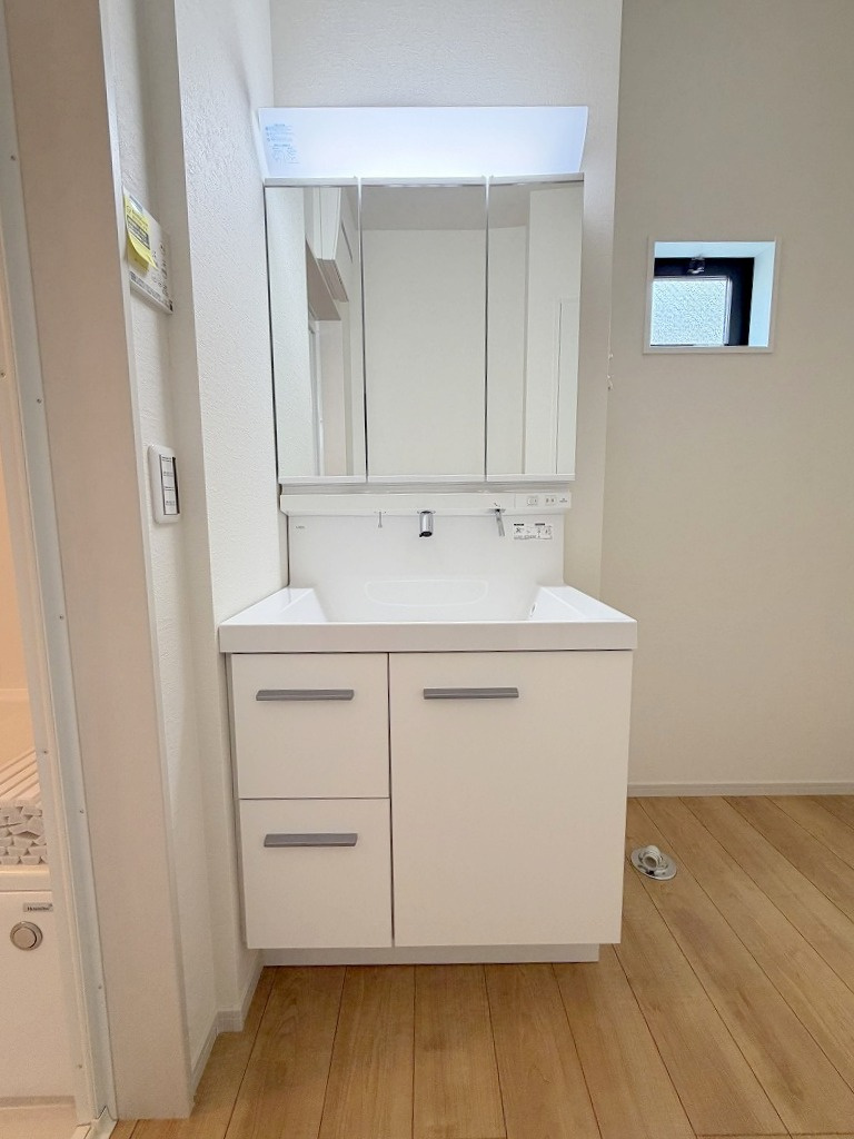 三郷市新和2丁目　新築戸建　全1棟の独立洗面台|三面鏡付きシャワードレッサーで朝の準備も快適