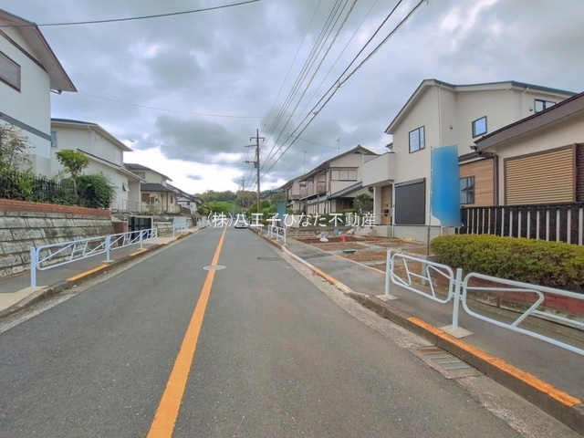 『八王子市新築戸建て』八王子市北野台3-13-5【仲介手数料無料】　３３期の前面道路含む現地写真|～仲介手数料無料☆八王子ひなた不動産～八王子市北野台　新築戸建て