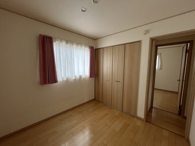 【洋室】 | 西川津町中古戸建 | 落ち着いた色調の洋室です