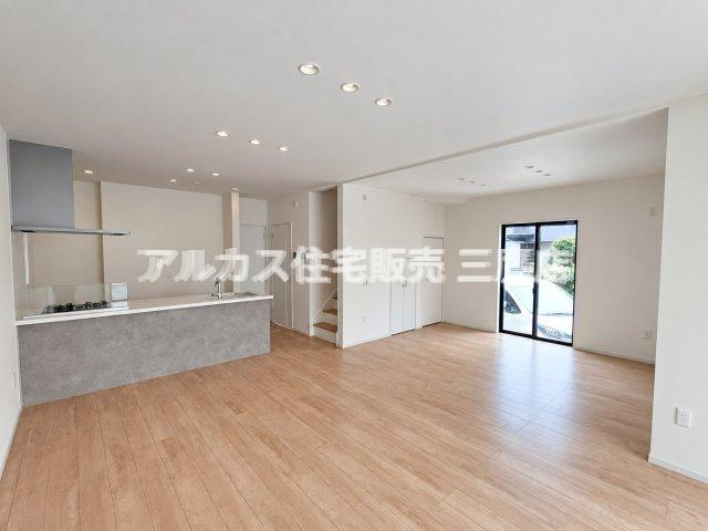 西東京市南町2丁目　西武新宿線　田無駅　新築戸建の居間・リビング|家族が集う広々としたLDK。対面キッチンから部屋全体を見渡すことができ、コミュニケーションが自然と弾みます。