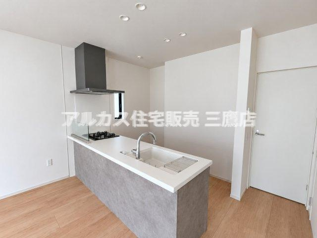 西東京市南町2丁目　西武新宿線　田無駅　新築戸建のキッチン|グレーのアクセントパネルが映えるスタイリッシュなオープンキッチン。リビング全体を見渡せる開放的なデザインです。
