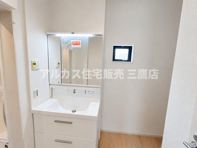 西東京市南町2丁目　西武新宿線　田無駅　新築戸建の独立洗面台|三面鏡と下部収納を備えた清潔感のある洗面化粧台。小窓が付いており、明るく換気もしやすい快適な空間です。