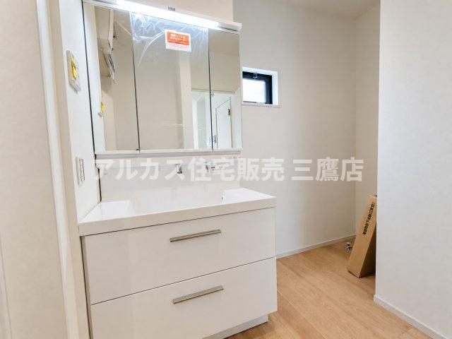 西東京市南町2丁目　西武新宿線　田無駅　新築戸建の独立洗面台|清潔感あふれる白を基調とした洗面化粧台。ワイドな三面鏡と豊富な収納を備え、朝の身支度もスムーズに行えます。