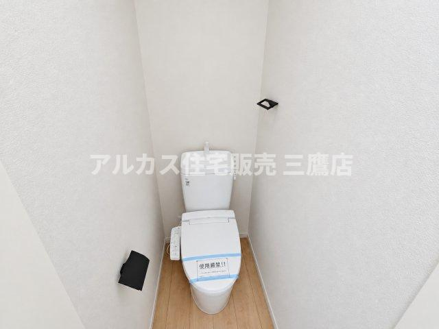 西東京市南町2丁目　西武新宿線　田無駅　新築戸建のトイレ|清潔感のある白で統一されたトイレ。手洗い器とペーパーホルダーを備えた、コンパクトながら機能的な空間です。