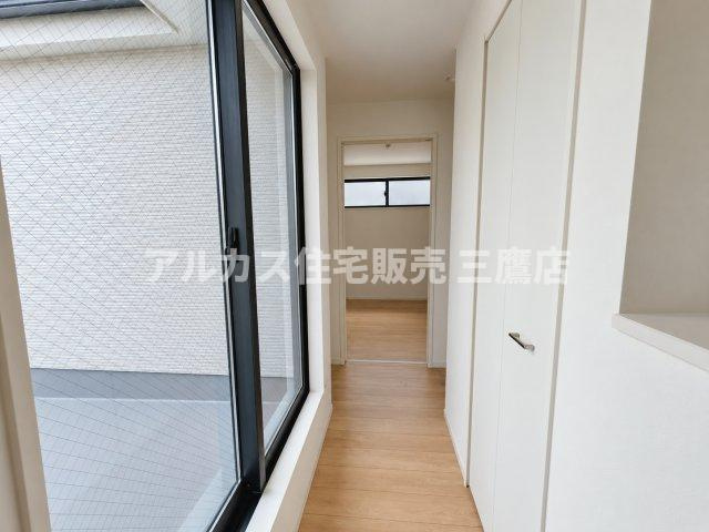 西東京市南町2丁目　西武新宿線　田無駅　新築戸建の内装|大きな窓から自然光が差し込む廊下スペース。手前にクローゼットを備えており、日常の動線上に収納を確保しています。