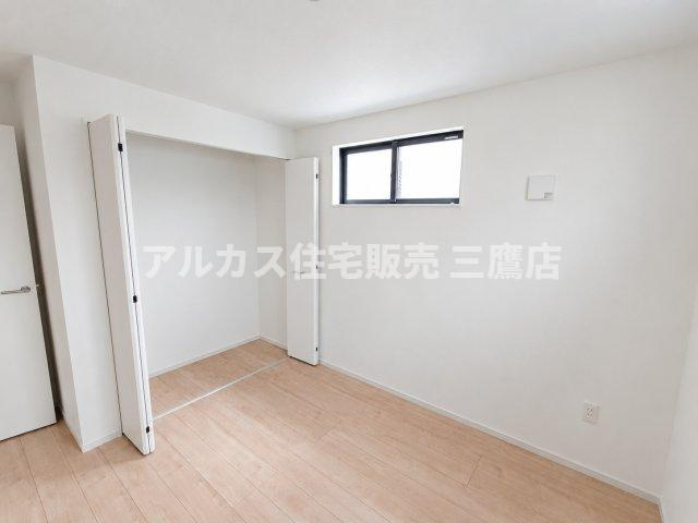 西東京市南町2丁目　西武新宿線　田無駅　新築戸建の洋室|折れ戸式のクローゼットを備えた洋室。洋服や荷物をすっきりと収納でき、お部屋を広く活用いただけます。
