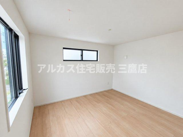 西東京市南町2丁目　西武新宿線　田無駅　新築戸建の洋室|自然光が心地よく差し込むシンプルな洋室。どんなインテリアにも合わせやすく、自由なお部屋作りを楽しめます。