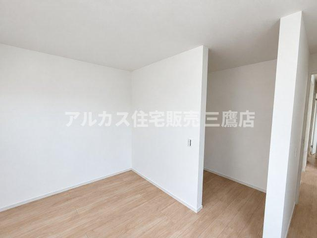 西東京市南町2丁目　西武新宿線　田無駅　新築戸建の洋室|ウォークインクローゼットへとつながる使い勝手の良い洋室。プライベートな空間をゆったりとお過ごしいただけます。