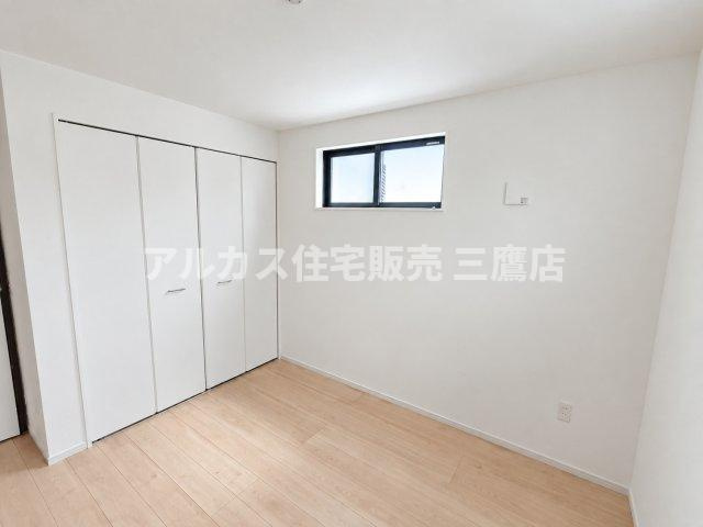 西東京市南町2丁目　西武新宿線　田無駅　新築戸建の洋室|ワイドな壁面クローゼットを備えた洋室。衣類や荷物をたっぷりと収納でき、お部屋をすっきりと保てます。