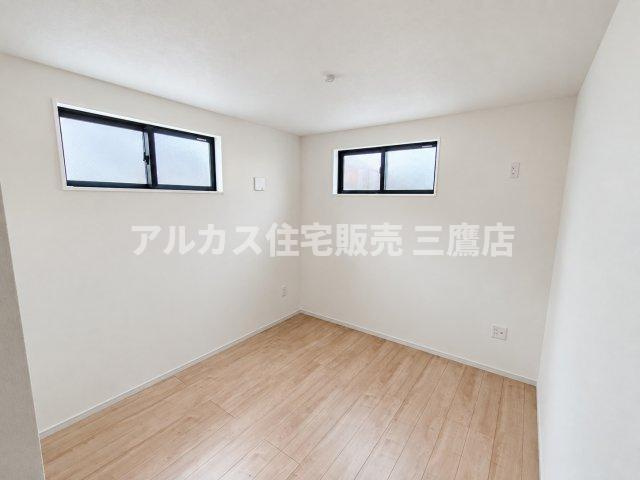 西東京市南町2丁目　西武新宿線　田無駅　新築戸建の洋室|2面に窓が配置された採光・通風ともに良好な洋室。明るく開放感のある空間で、寝室や子供部屋としても最適です。