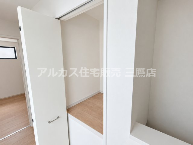 西東京市南町2丁目　西武新宿線　田無駅　新築戸建の収納|空間を無駄なく活用できるクローゼット収納。ドアを開けるとスッキリとした奥行きがあり、衣類や日用品をしっかり収納できます。