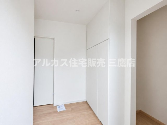 西東京市南町2丁目　西武新宿線　田無駅　新築戸建の玄関|天井まで届く壁面収納を備えた玄関ホール。家族全員の靴やすっきり整理でき、いつでも綺麗な玄関を保てます。