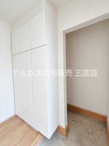 西東京市南町2丁目　西武新宿線　田無駅　新築戸建の収納|大容量のシューズボックスを備えた玄関エリア。隣接する土間収納は、ベビーカーやアウトドア用品などの保管に便利です。