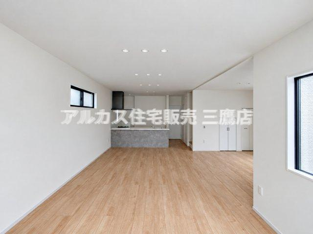 西東京市南町2丁目　西武新宿線　田無駅　新築戸建の居間・リビング|奥行きがあり解放感にあふれる大空間LDK。ダウンライトを採用したスタイリッシュな天井デザインも魅力です。