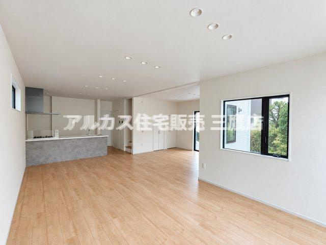 西東京市南町2丁目　西武新宿線　田無駅　新築戸建の居間・リビング|木目の美しさが映える開放的なリビングダイニング。白を基調とした壁面とダウンライトがスマートでモダンな雰囲気を高めます。
