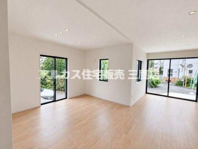 西東京市南町2丁目　西武新宿線　田無駅　新築戸建の居間・リビング|大きな開口部を備えた開放感あふれるリビング空間。プライバシーに配慮しつつ十分な採光を確保しています。