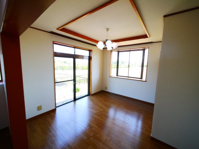 長生郡長生村小泉　中古戸建の居間・リビング|令和3年4月内外装リフォーム済み ４LDK JR外房線八積駅車約6分　全室証明付き